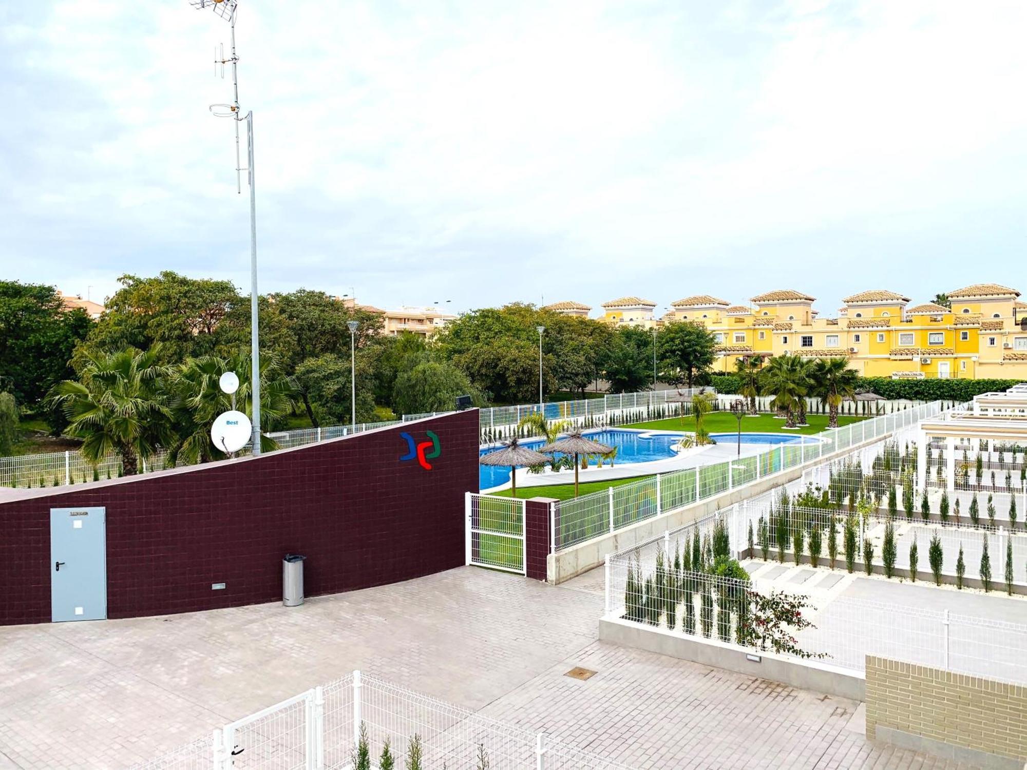 Magnifico Apartamento De Planta Alta La Isla Torrevieja Kültér fotó